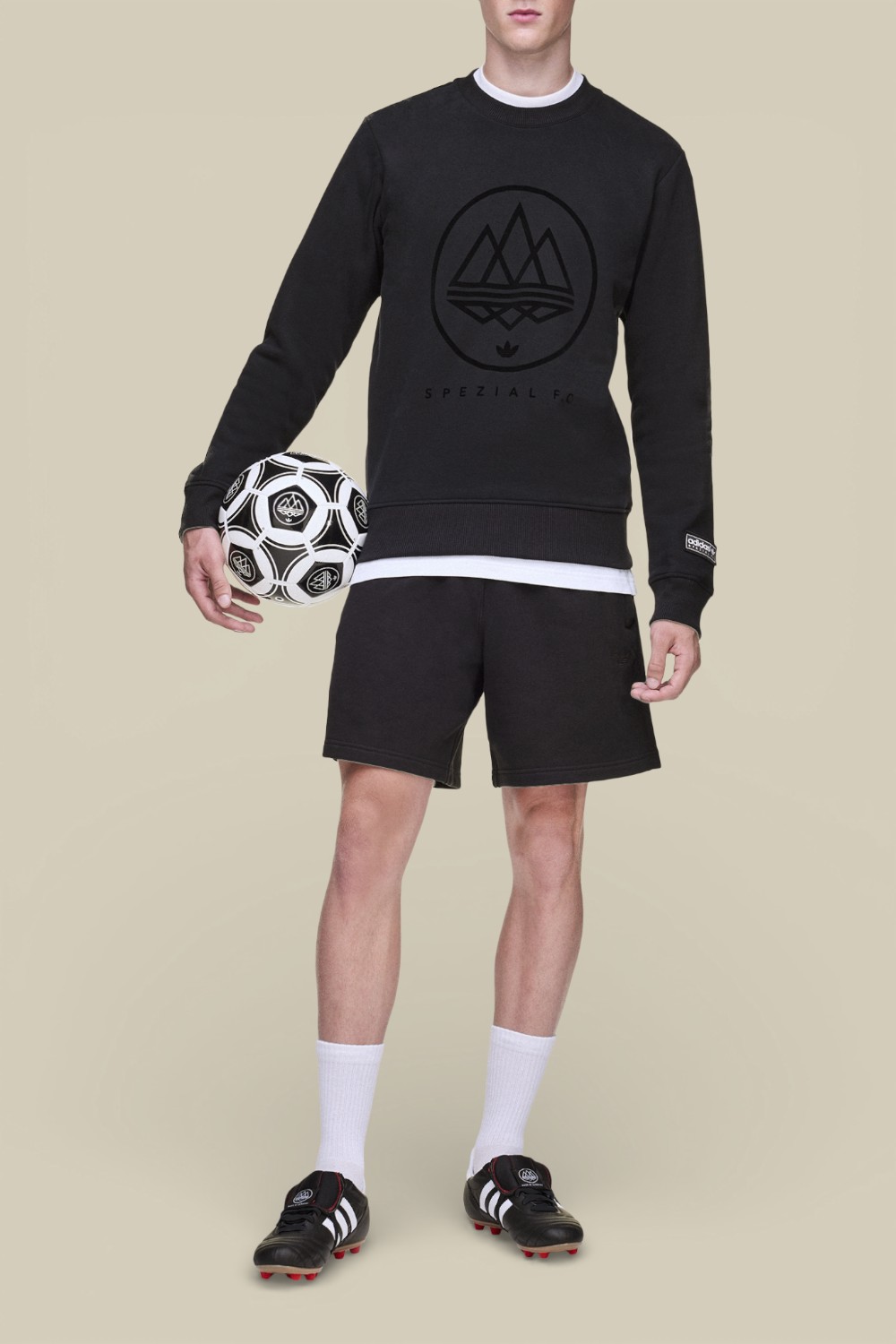 תמונת כל הלוק של סווטשירט